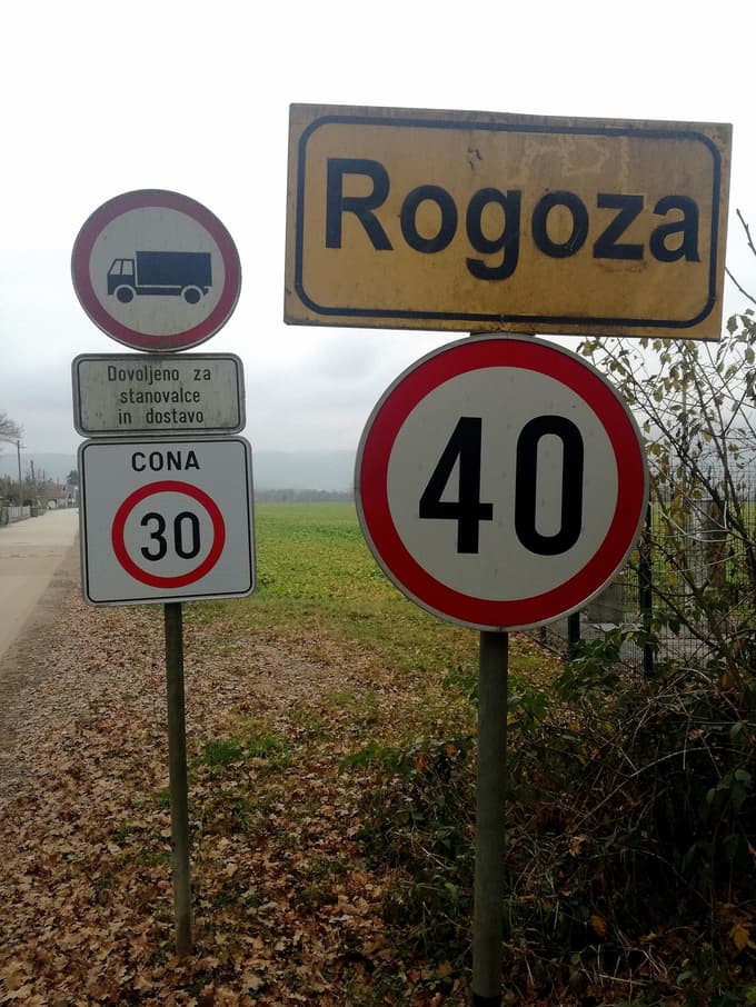 Naselje Rogoza se nahaja v občini Hoče-Slivnica, njihova poštna številka za zdaj ostaja v sosednji občini Miklavž na Dravskem polju.