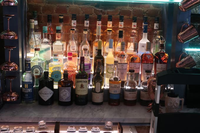 Bogata izbira likerjev in žganih pijač
