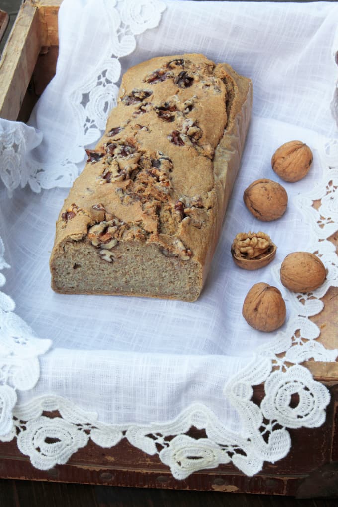 Pirin kruh z vinskim kamnom