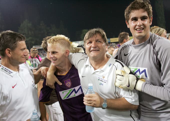 Veselje mariborskih nogometašev, od leve: trener Marijan Pusnik, Gorazd Zajc, pomočnik trenerja Branko Horjak in vratar Marko Ranilović