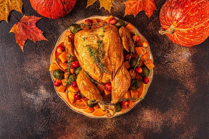 Sliši se nemogoče, a obstaja način: Kako iz celega piščanca pripraviti 17 glavnih obrokov in 6 prigrizkov za celo družino?