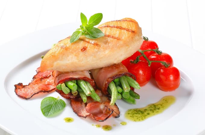 Sliši se nemogoče, a obstaja način: Kako iz celega piščanca pripraviti 17 glavnih obrokov in 6 prigrizkov za celo družino?