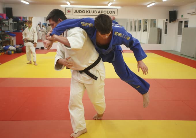 Mario Rudl, levo, prenaša znanje in izkušnje na nadobudne judoiste. Foto: Tadej Regent
