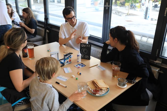 Jure Pucko predstavlja igro v edini slovenski družabni kavarni Dobra poteza. Foto: Robert Balen
