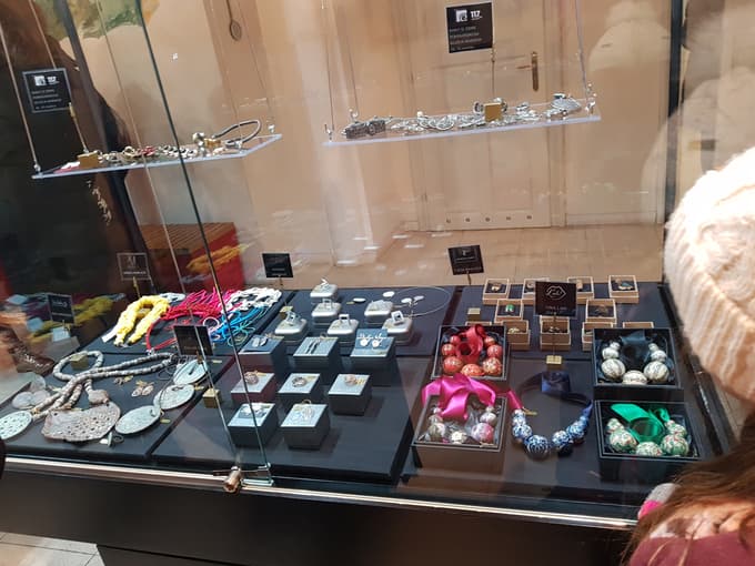 Predstavila se je tudi na razstavi Sijaj večnosti v Pokrajinskem muzeju Maribor. 