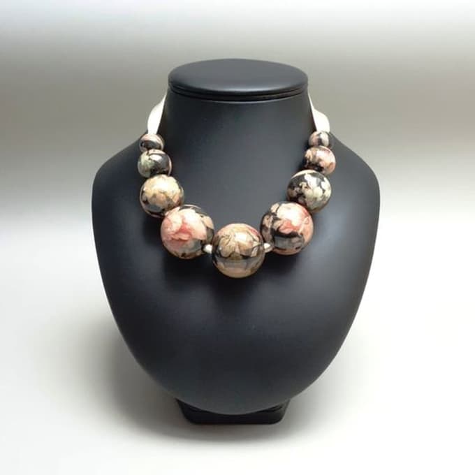 Orglica s kroglami, okrašenimi s servietno tehniko.