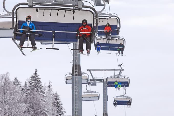 (FOTO) Kljub omejitvam minuli konec tedna na Pohorju dva tisoč smučarjev