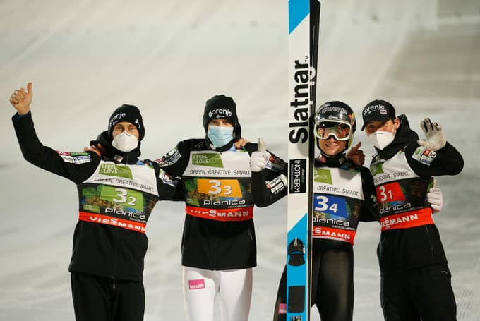 Slovenski skakalci Domen Prevc, Peter Prevc, Bor Pavlovčič in Anže Lanišek