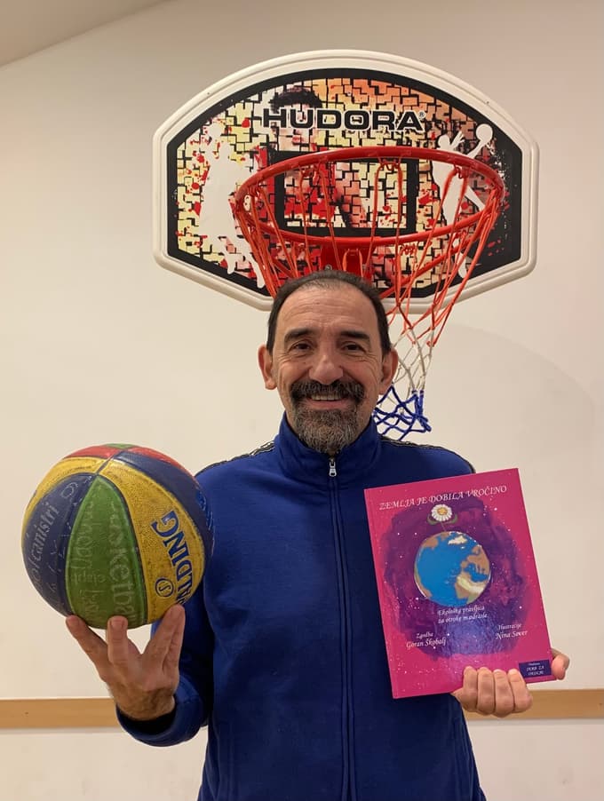 Goran Škobalj s svojo knjigo Kako je košarka premagala virus želi pomagati predvsem otrokom, ki ne razumejo povsem, zakaj jih je virus osamil v njihovih domovih.