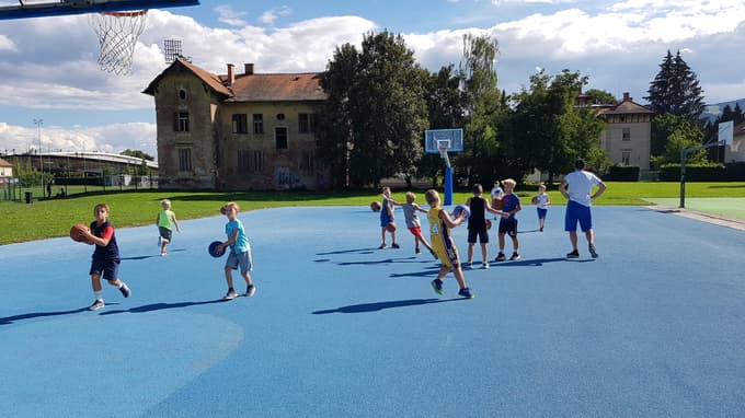 Goran Škobalj z nadobudnimi mladimi košarkarji. Košarka mu pomeni vse.