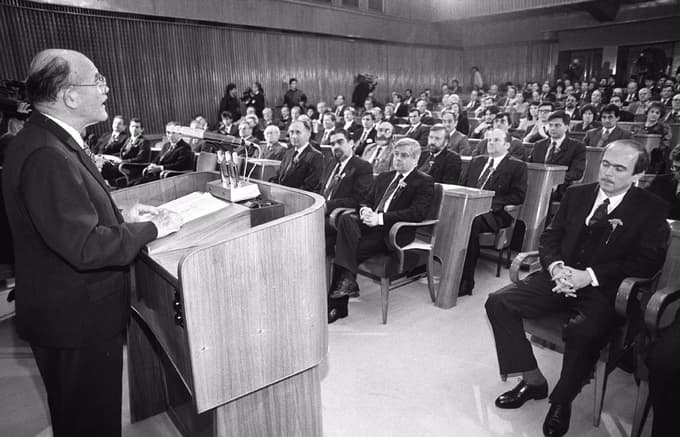 Razlglasitev rezultatov plebiscita v parlamentu 26. decembra 1990. Foto: Igor Napast