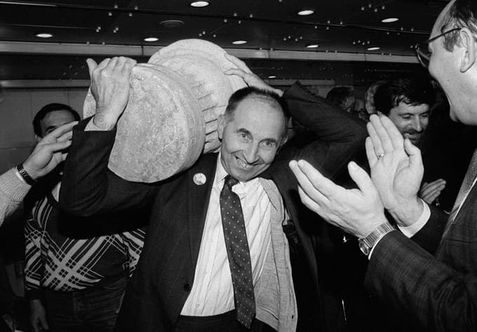 Ivan Oman s kopijo Knežjega kamna v Cankarjevem domu ob razglasitvi rezultatov plebiscita. Foto: Igor Napast