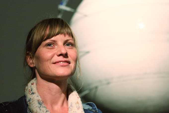 Nina Jeza: "V Sloveniji si žal ljudje prej dajo na steno print, kupljen v Ikei, kot pa sliko priznanega umetnika."