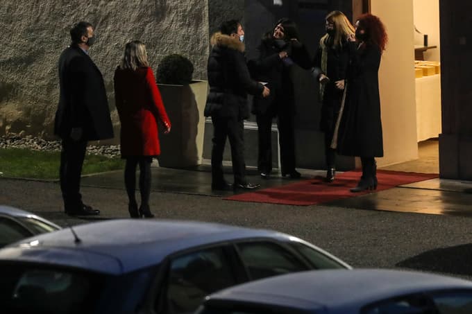 Po navedbah Sove je bil na grad Strmol vabljen ozek krog ljudi, poskrbeli pa so tudi za varnostne ukrepe.