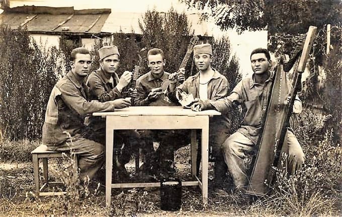 Leopold Urbanc, v sredini s kitaro, vojaški orkester v Skopju leta 1929