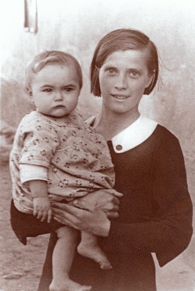 Marija Urbanc z Magdo v naročju, leto 1937