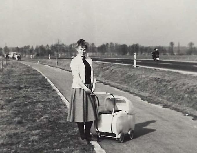 Margrethe La Cour poročena Urbanc (Boxdorf, maj 1959) z vozičkom, najstarejši otrok Lilly