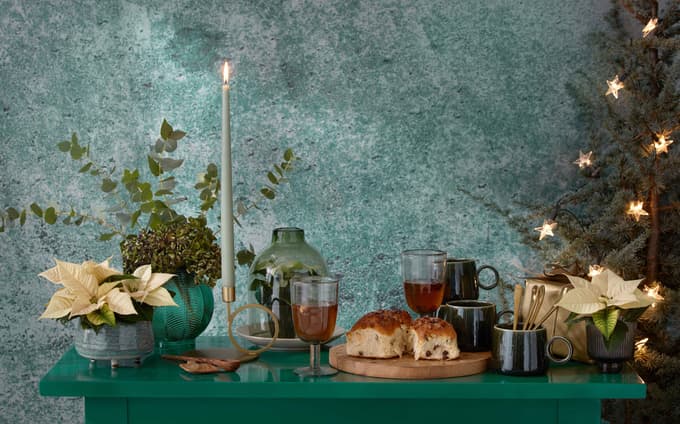 Ob steno lahko postavite manjšo mizico in na njej ponudite doma pečene kruhke za uvod v praznično večerjo. Najboljše je uporabiti lastno domišljijo in pripraviti nekaj svojevrstnega.