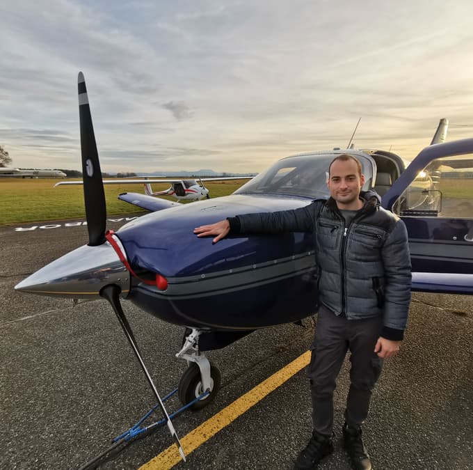 Pilot Nik Naveršnik in letalo Commander 114B