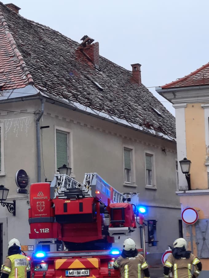 (FOTO) Posledice potresa pri nas: V starem delu Ptuja padala opeka in omet