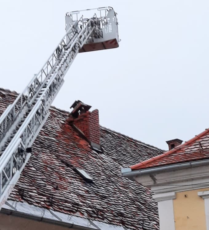 (FOTO) Posledice potresa pri nas: V starem delu Ptuja padala opeka in omet