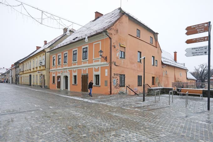 Poslovni prostori na Koroški cesti 21 čakajo na novega najemnika. 