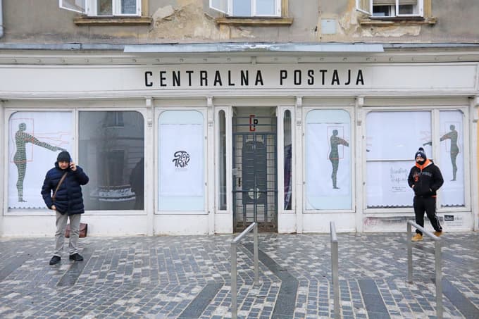 (FOTO) Kulturne organizacije na Koroški cesti v Mariboru mečejo na cesto