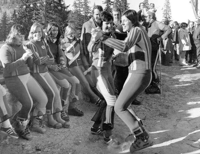 Manja Koklič je na Zlati lisici debitirala leta 1975, tako razpoložene so bile tedaj lisičke na Jahorini, Marie-Theres Nadig in Rosi Mittermaier sta celo zaplesali polko. Foto: Dragiša MODRINJAK