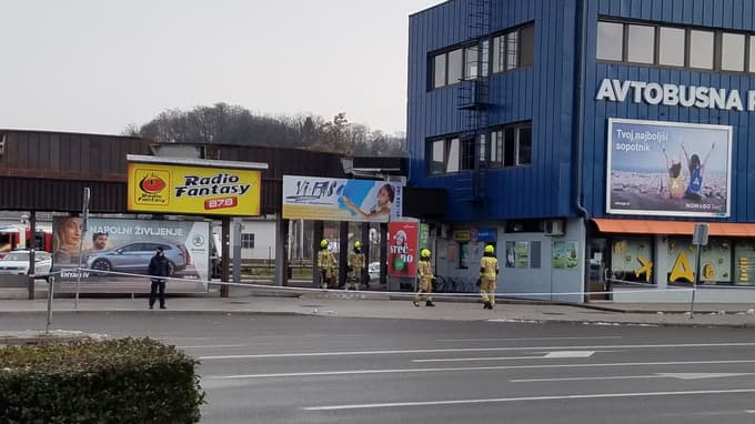 (FOTO) Znan je vzrok eksplozije na glavni celjski avtobusni postaji, tri osebe poškodovane