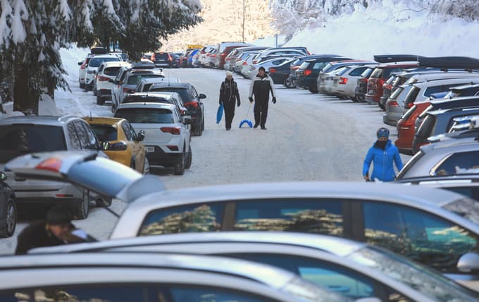 Zasedena so bila vsa parkirišča, opoldne je bila na cesti na Areh dolga kolona.