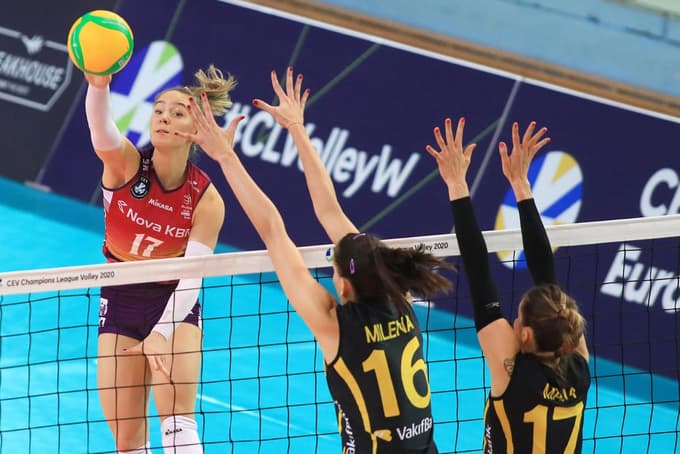 Čeprav ji primanjkuje let in izkušenj, še ne polnoletna bankirka ve, kako prelisičiti blok tekmic.