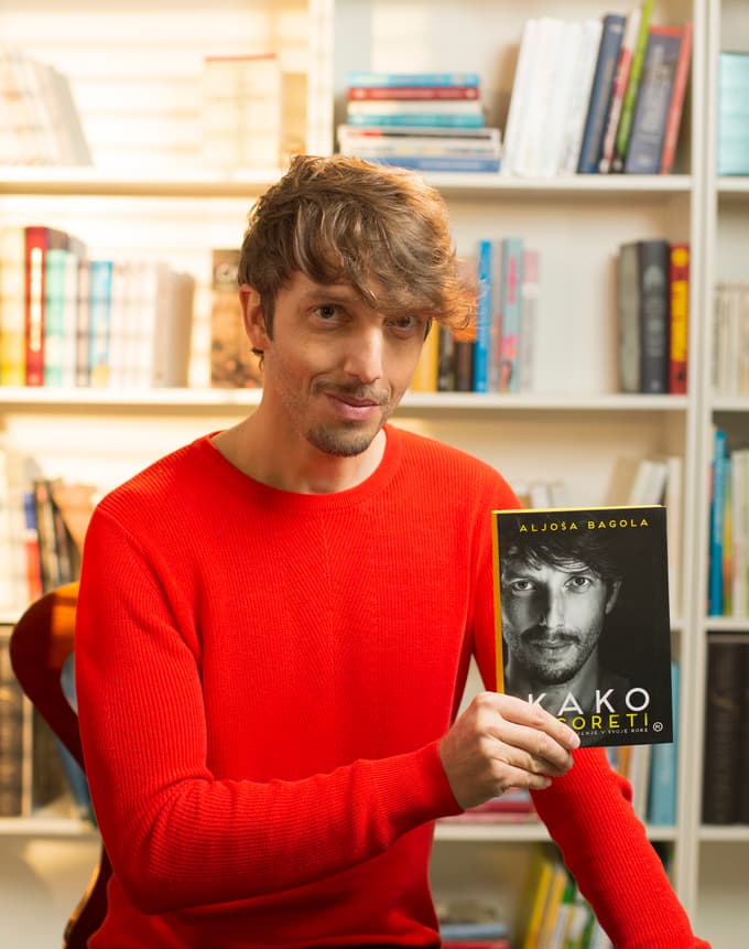 "Smisel življenja ni v tem, kaj pustiš za seboj, ampak v tem, kaj življenje pusti v tebi," je le ena od številnih misli Aljoše Bagole, ki nam bo v spomin zapisala eno najboj uspešnih knjig preteklega leta, njegov prvenec Kako izgoreti in vzeti življenje v svoje roke.
Foto: Saša Kovačič