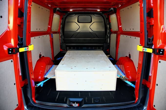 Ker mora tu in tam tudi tovor nekam, kjer podlaga pod kolesi ni več idealna: custom trail furgon Foto: Vinko KERNC