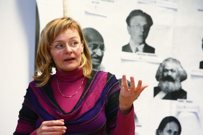 (PISMO) Niti protokol fizične osamitve niti cepljenje ne pomagata veliko, če ljudje nimajo finančnih in drugih možnosti, da se tega protokola držijo