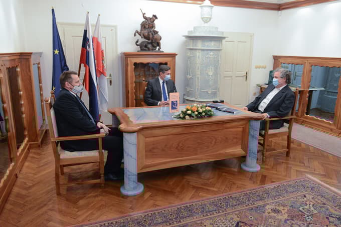Obisk predsednika RS Boruta Pahorja v Ipavčevi hiši; ob njem na levi župan Marko Diaci, na desni Igor Grdina Foto: Jure GODLER