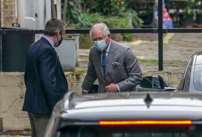 Opazno zaskrbljen in solznih oči se je iz bolnišnice, v kateri je obiskal očeta, princa Filipa, vrnil princ Charles. Foto: Profimedia