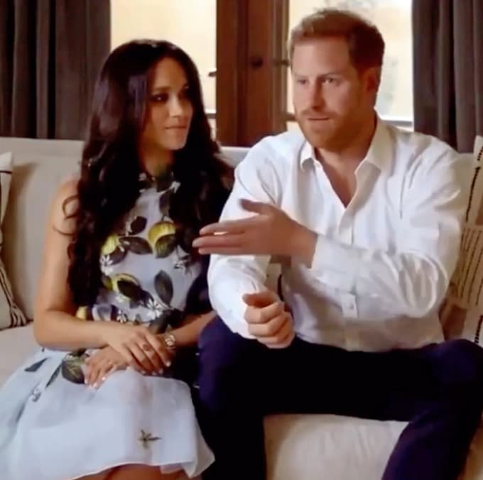 Prvič po novici o njeni drugi nosečnosti sta se v spletnem pogovoru pokazala princ Harry in vojvodinja Meghan, ki kar žari. Foto: Profimedia