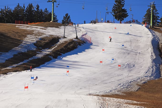 Snežna površina je bila po besedah princa Hubertusa dobro pripravljena, a je Miranova proga po njegovem mnenju prelahka za svetovni pokal.
Foto: Andrej PETELINŠEK