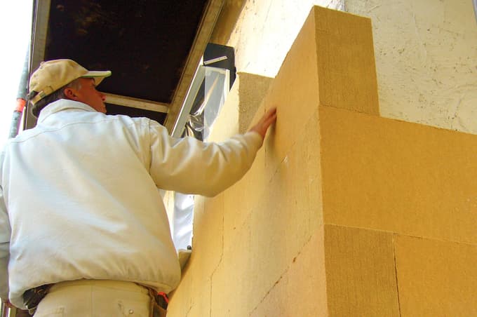 Toplota pri starejših stavbah uhaja skozi vse elemente toplotnega ovoja: skozi stene, streho, okna. Z ustrezno toplotno zaščito stavbe lahko toplotne izgube zmanjšamo tudi za več kot polovico.