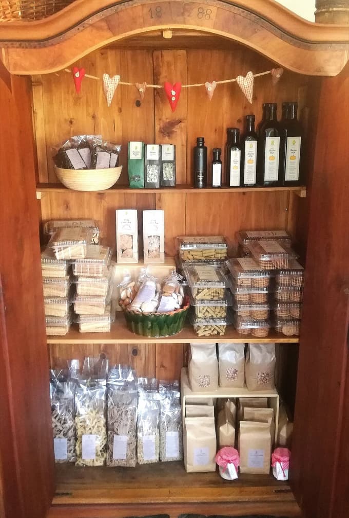 Polna omara domačih pridelkov Žitnikovih, prevladujejo izdelki iz pire in buč. Foto: Damijan Toplak