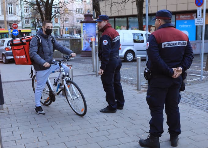 (FOTO) Redarji in policisti po (praznih) ulicah Maribora iskali kršitelje prometnih predpisov