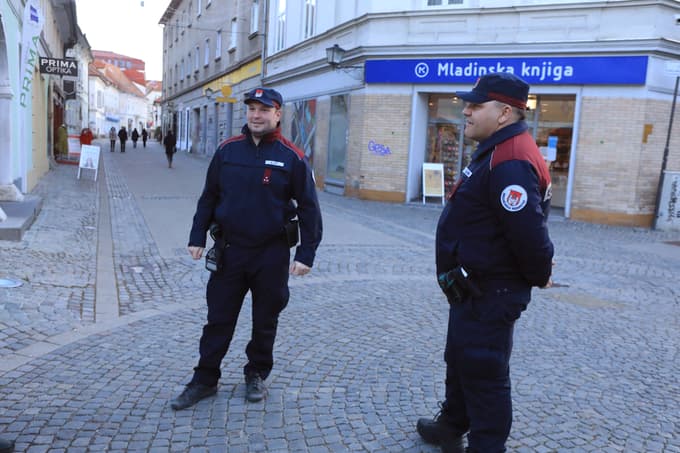 (FOTO) Redarji in policisti po (praznih) ulicah Maribora iskali kršitelje prometnih predpisov