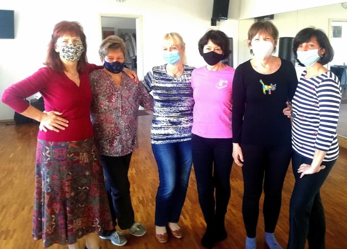 Udeleženke plesnih vaj v plesnem studiu AP pri plesni učiteljici Petri Glavnik (skrajno desno) Foto: Damijan TOPLAK