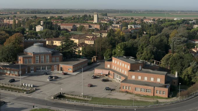 Mesto Torviscosa je nastalo leta 1937. Direktor tovarne in župan Franco Marinotti je načrtovanje mesta zaupal enemu samemu arhitektu - Giuseppeju De Minu.
 