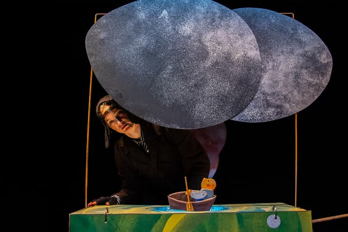 Oblaki nad ribnikom in županom v čolnu