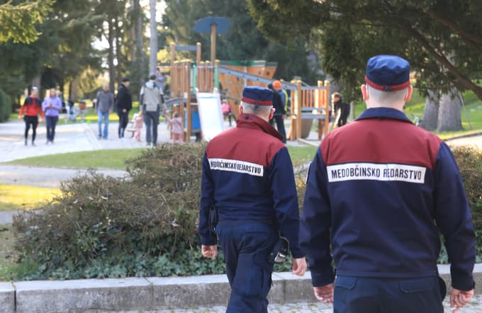 (FOTO) Poostren nadzor redarjev: Kako se lastniki psov držijo pravil v Mestnem parku