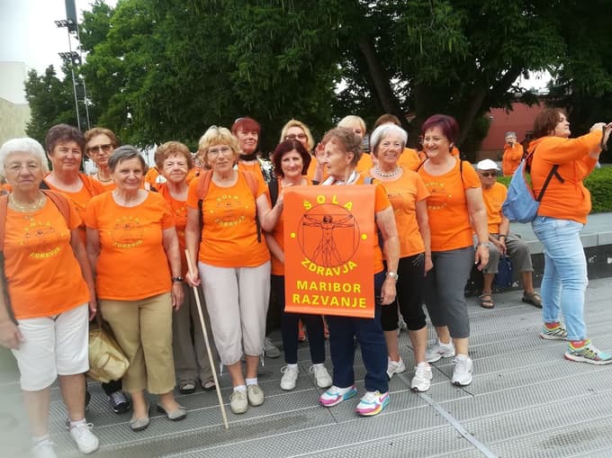 Minka Donik s svojo skupino, ko epidemija še ni krojila druženj.