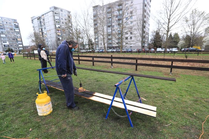 (FOTO) Minigozdiček pred blokom v Ljubljanski ulici v Mariboru dobil ograjo