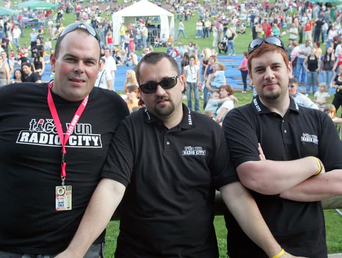 Reporter Milan na koncertu Radia City pod Pohorjem leta 2007.