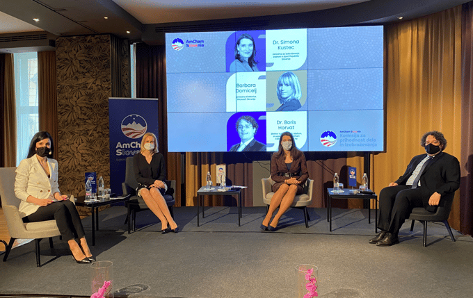 Mednarodna poslovna skupnost AmCham Slovenija je na svojem dogodku, ki ga je bilo mogoče spremljati po spletu, gostila
ministrico za izobraževanje, znanost in šport Simono Kustec, generalno direktorico Microsofta Slovenija Barbaro Domicelj in dr. Borisa Horvata, direktorja podjetja Abelium. Foto: AmCham